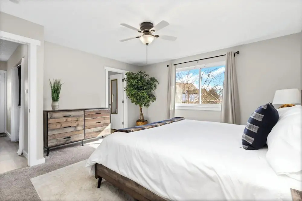 Chimney Park Retreat King Suite + Fenced Yard