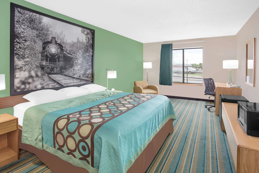 Super 8 by Wyndham Beaver Dam