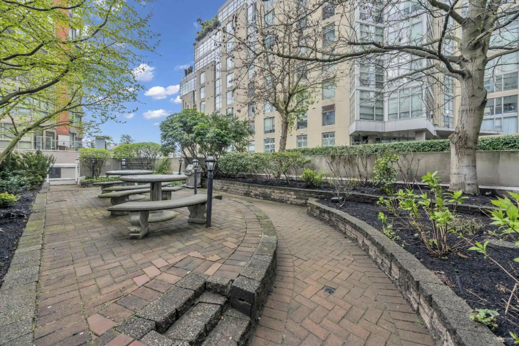 1BD+Den condo, with free parking in Downtown!