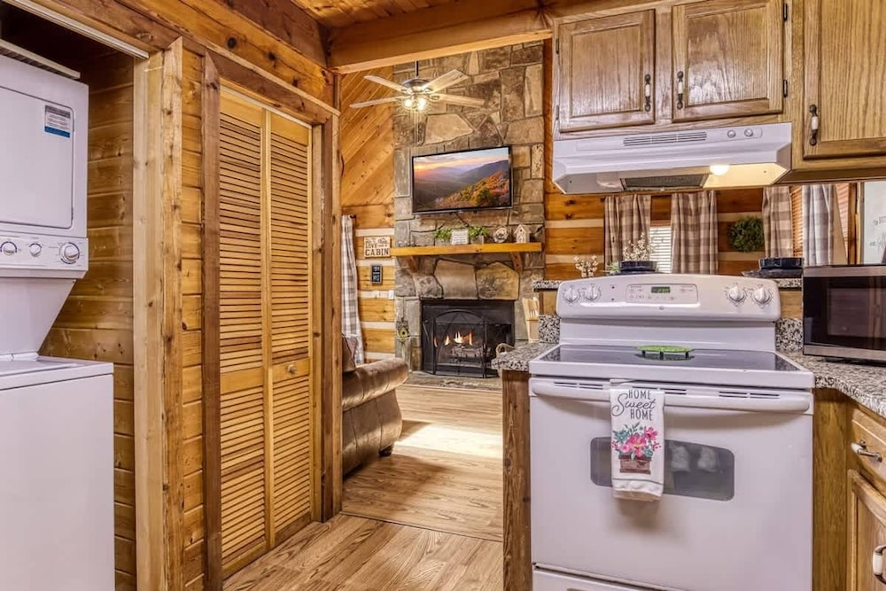 Laceys Place by Beyond Expectations With Hot Tub