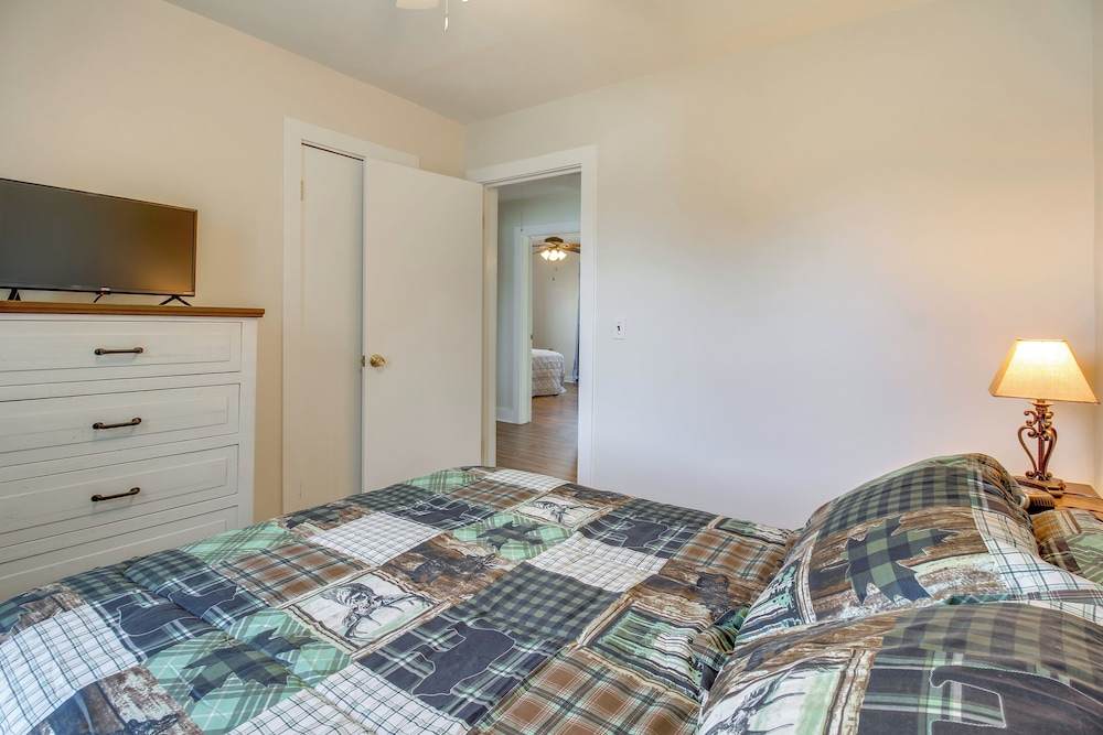 Lakes, Whiskey & More! Charming Home in Tullahoma