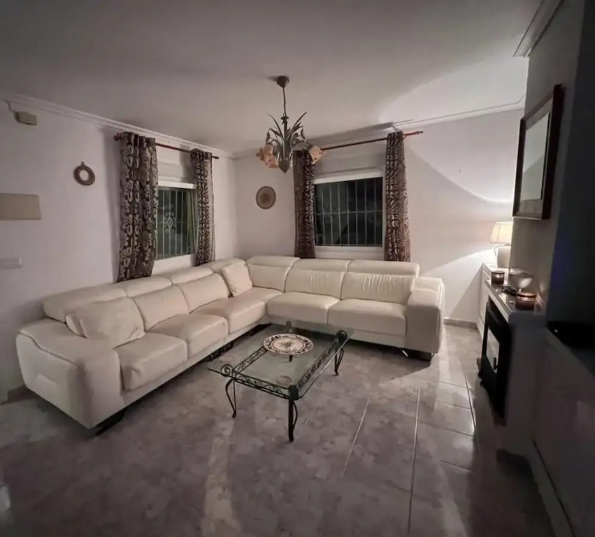 4 Bed 3 Bath Villa Sleeps 8, Pool Wifi Tv Close to Beach Restaurants and Shops
