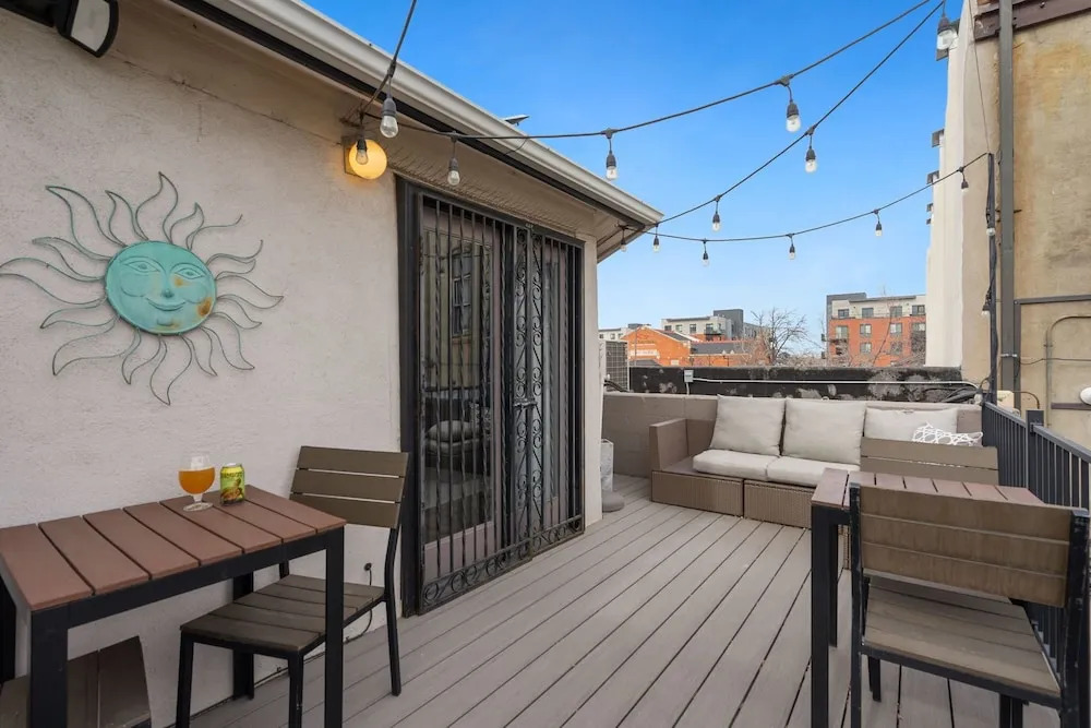 Pine Street Loft – Steps from Old Town Square!