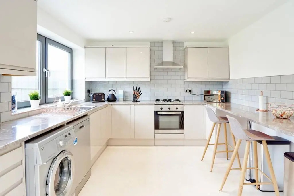 Home From Home - 4 Double Bed House with Parking