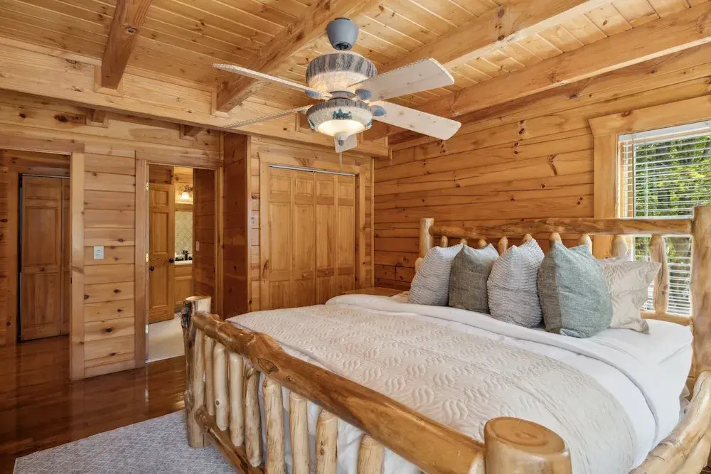 The Cowboy Way Cabin 4 Bedroom Cabin by RedAwning