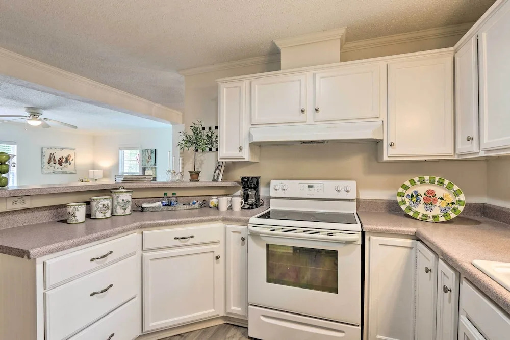 Patio & Gas Grill: Charming Bluffton Escape!