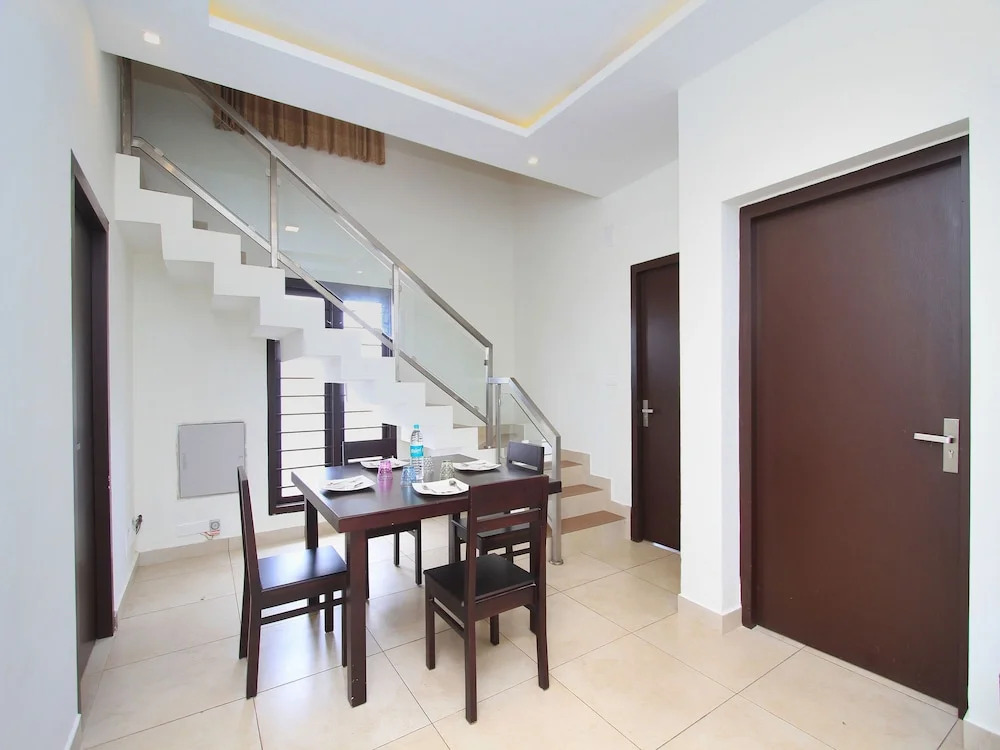 OYO 13915 Albis Ville