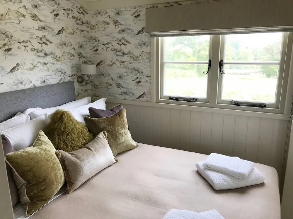 5 Luxury Shepherds Hut Mobile Home
