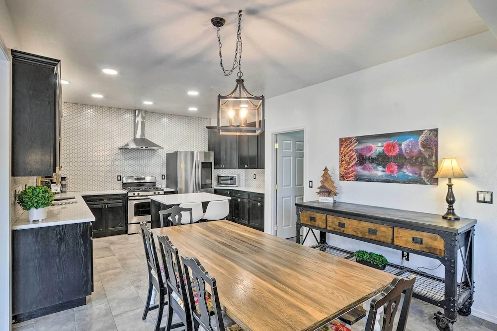 Alluring Home w/ Fire Pit u003c 1/2 Mi to OIT