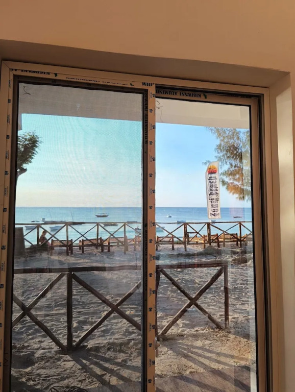 Zanzi beach hotel