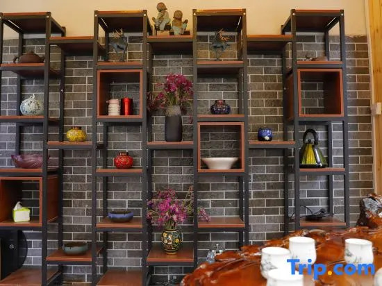 Floral Hotel · Mountain Whisper Hotel（Shennongjia Wooden fish store）