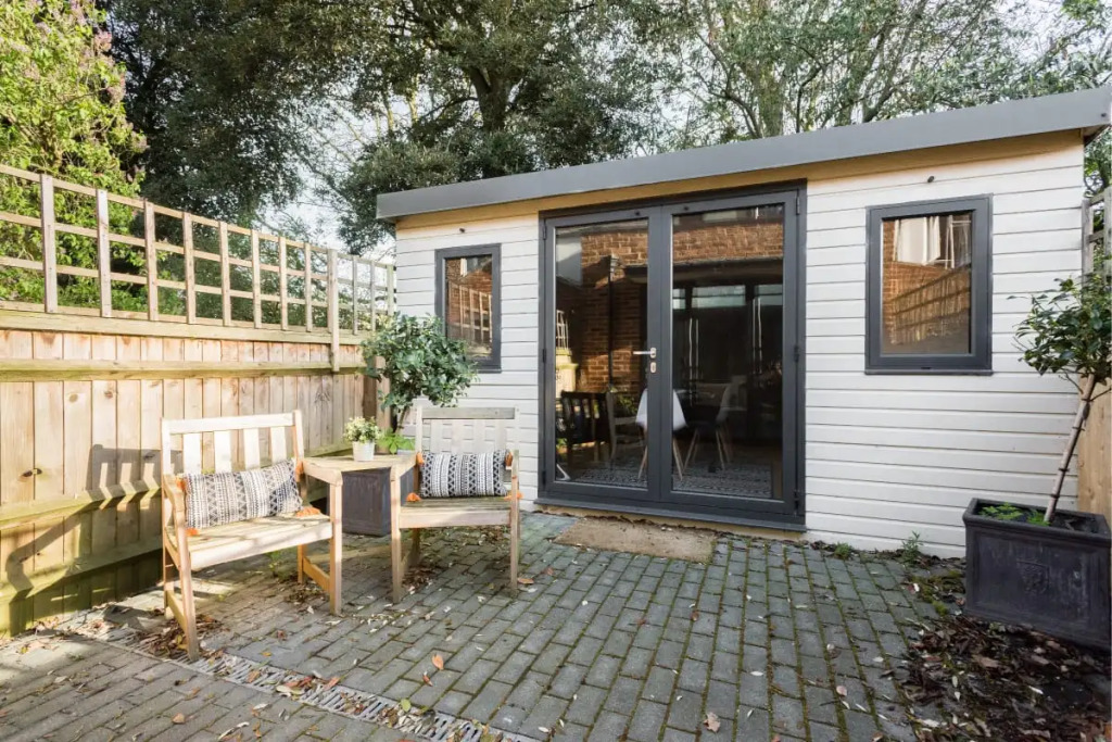 The Navy Court - Scandinavian Inspired 4BDR Central Home