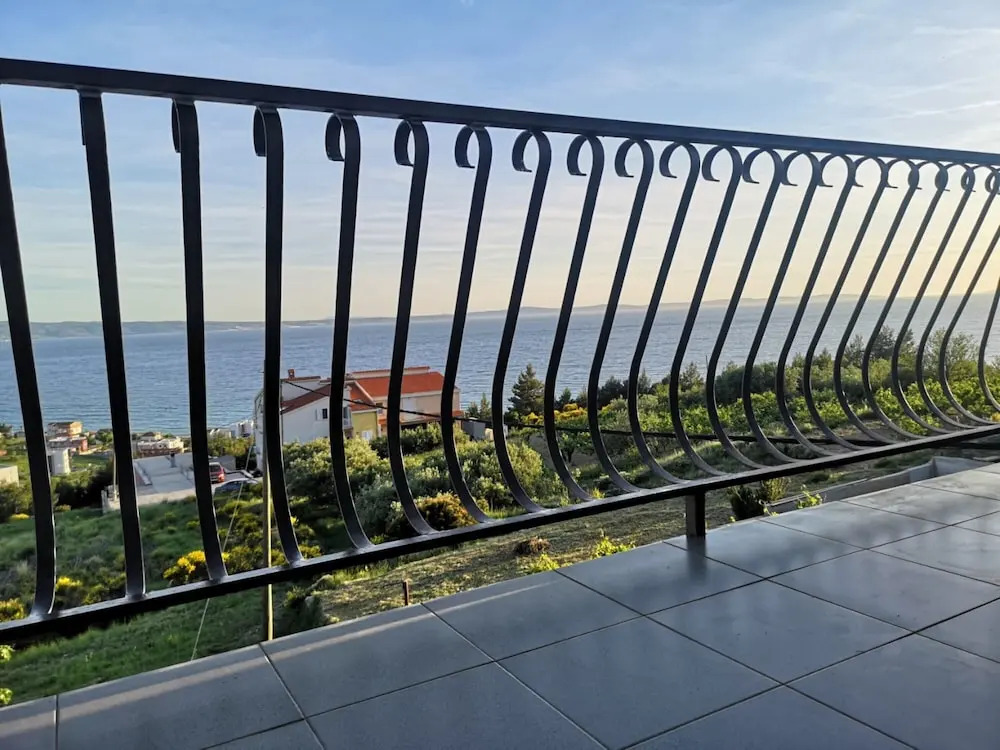 Large 95 m2 apt w. the sea View, Balcony and gar