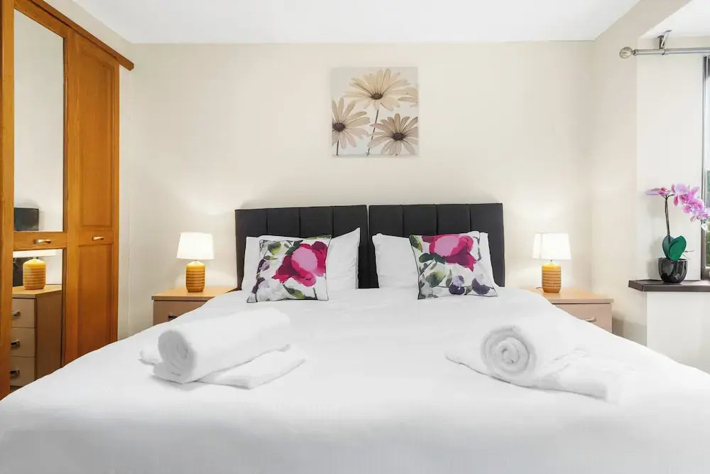 4 Bed House - Sleeps 8 - Garden - Parking - Wifi