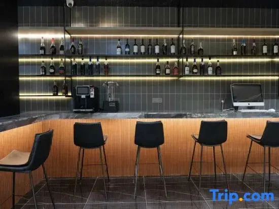 Weiting Residence Hotel (Shanghai Nanjing Road Pedestrian Street)