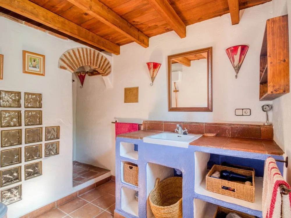 Pretty Cottage in Alcaucín with Private Swimming Pool