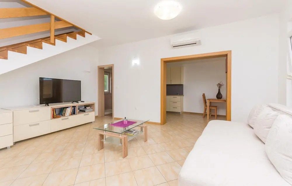 Beautiful Apartment in Maslenica With 3 Bedrooms and Wifi