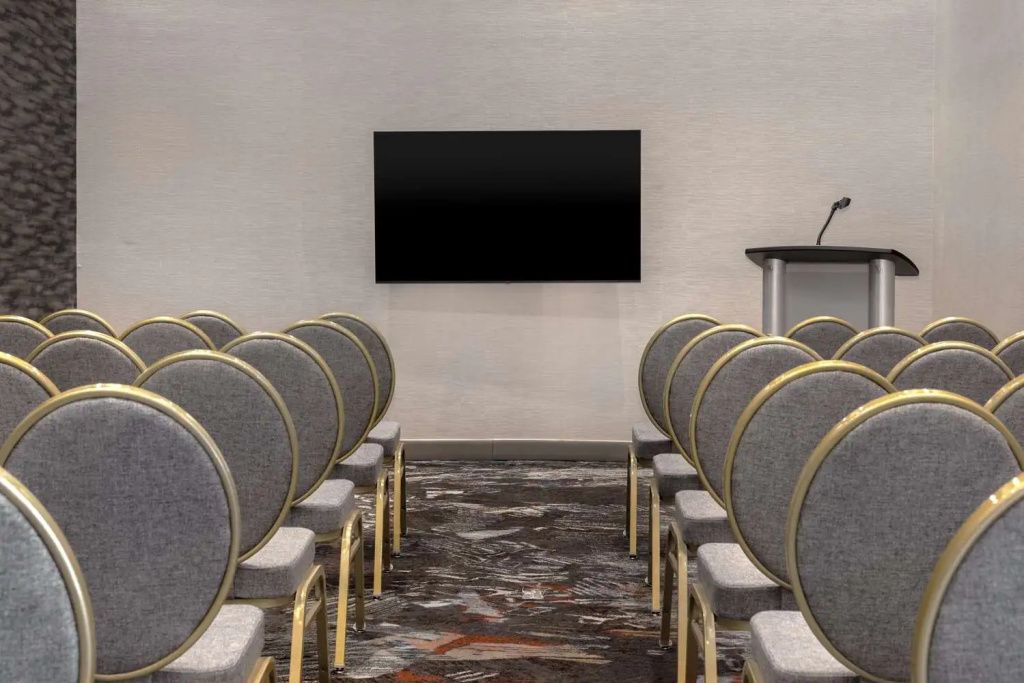 DoubleTree by Hilton Kingston - Newly Renovated