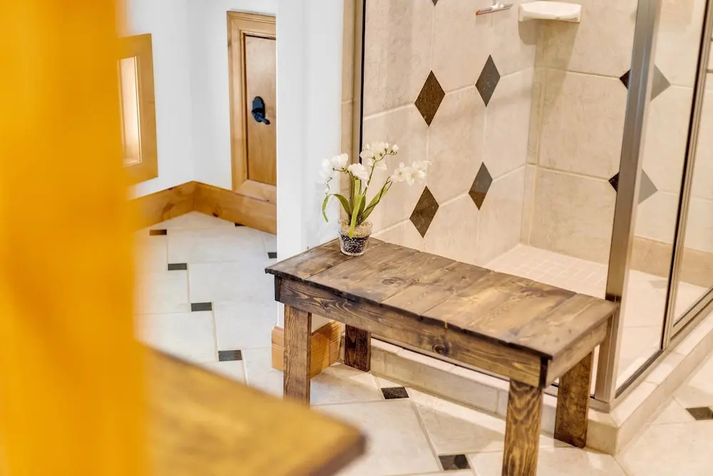 Majestic Lodge Retreat Amenities & Views