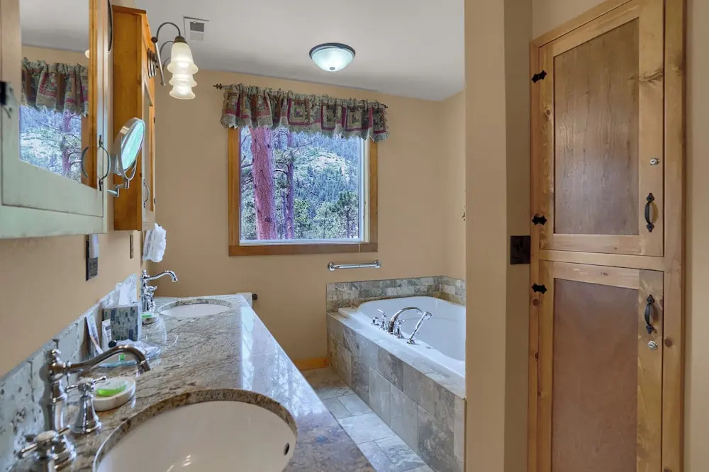 Pikes Peak Guest Cabin at Rocky Mountain Lodge