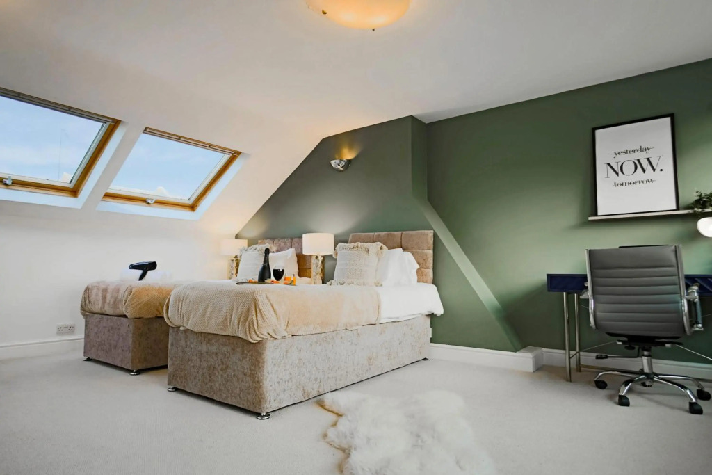 Central House with Pool Table, Smart TV and Free Parking by Yoko Property