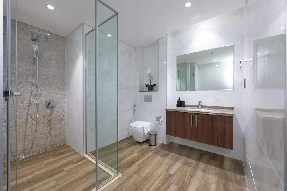 Stunning Corner Suite Canal View