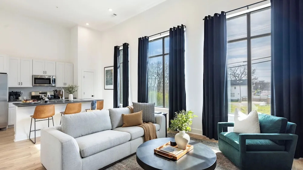 New Build Sleeps 12, 2 Condos, Modern Design Near Downtown Nashville
