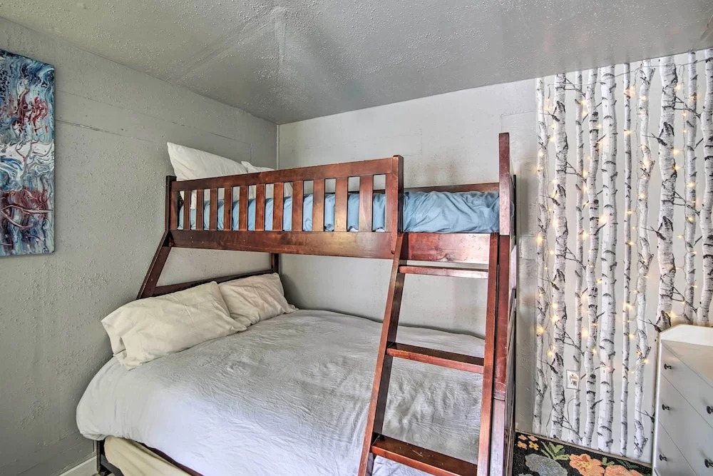 Cozy Cle Elum Cabin with 3 Acres and Stocked Pond