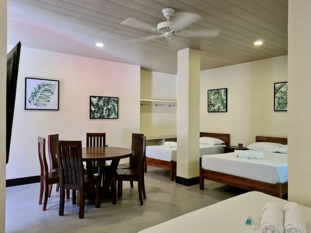 Den Den Guesthouse