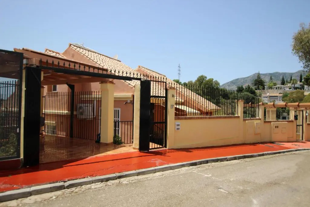 Luxurious Hillside Villa with Private Pool - Sea & Mountain Views