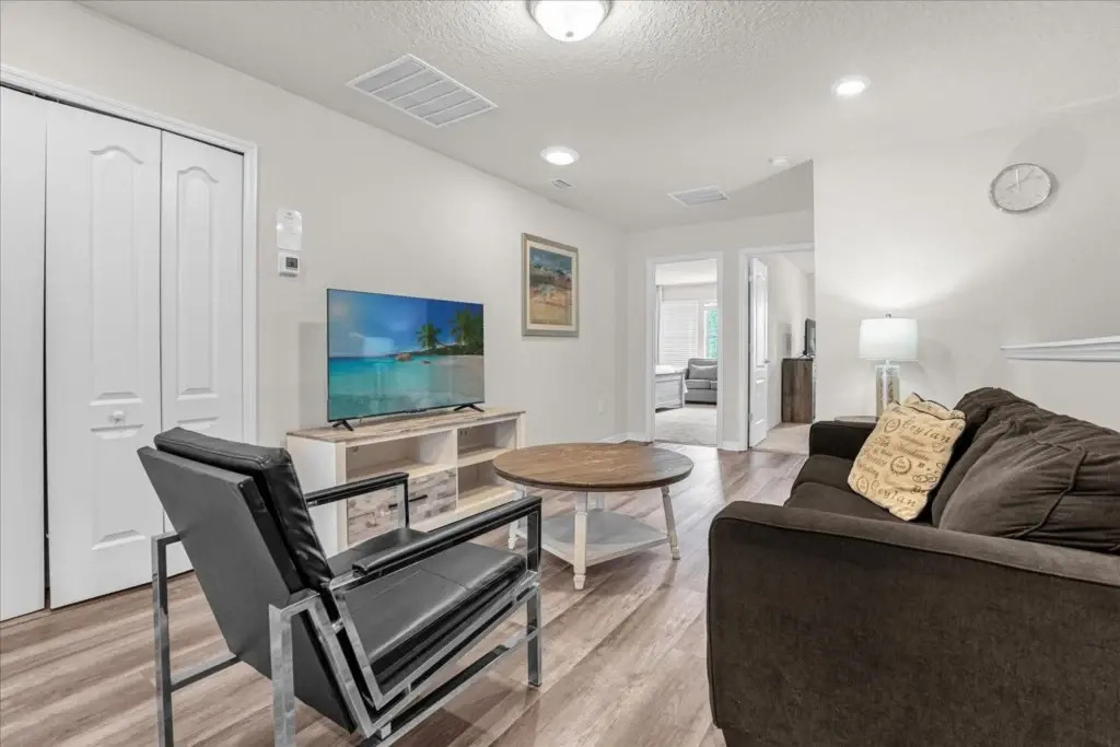 5 Bedrooms 4 Bathrooms Solterra 4618 Td