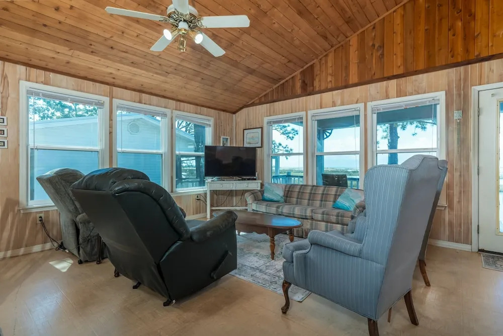 Happy Lee Ever After - 1424 Cadillac Avenue 2 Bedroom Home