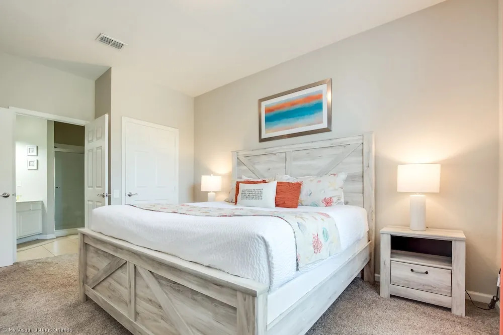 Spacious Vista Cay Condo, near Resort Pool