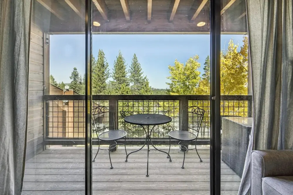 On-site Skiing: Truckee Studio w/ Balcony