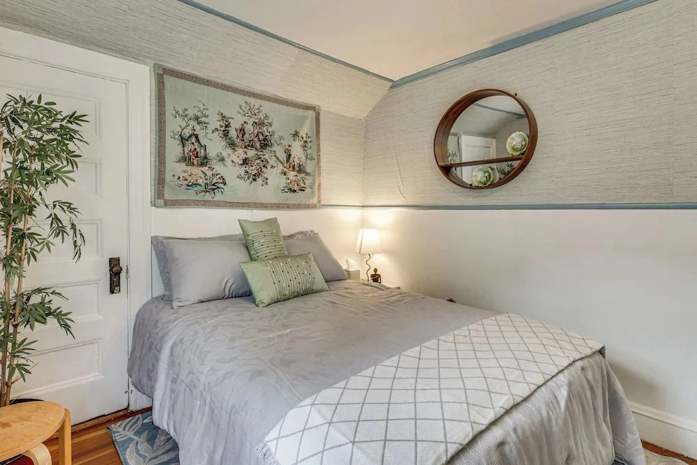 nanas Tiny Flat East Side Charmer Near Brown