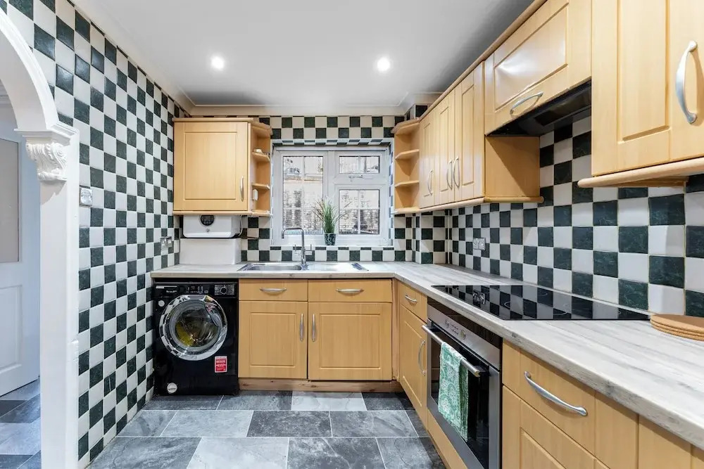 4-bed Home in Purley Near Gatwick Airport London