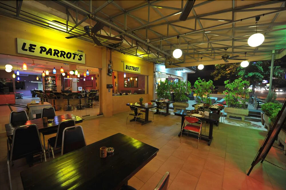 Le Parrots-Inn