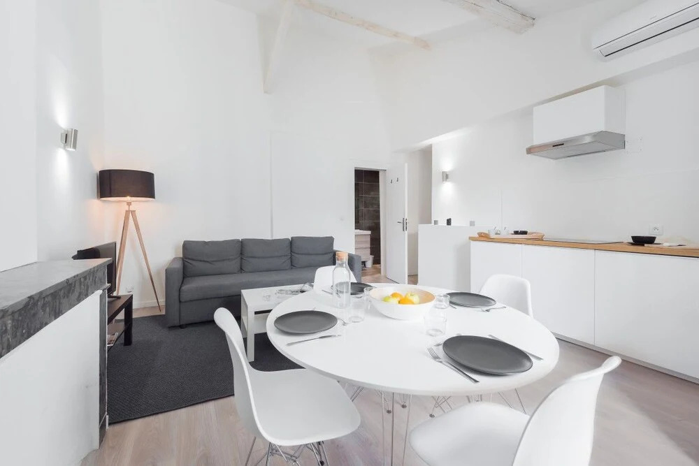 Large 1 Bedroom Apartment "rue de la Loge"!