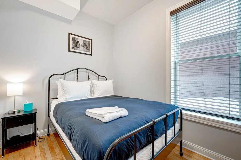 Updated Chicago Firefighter 3 bed Retreat-Sleeps 7 by AllSet Turnover
