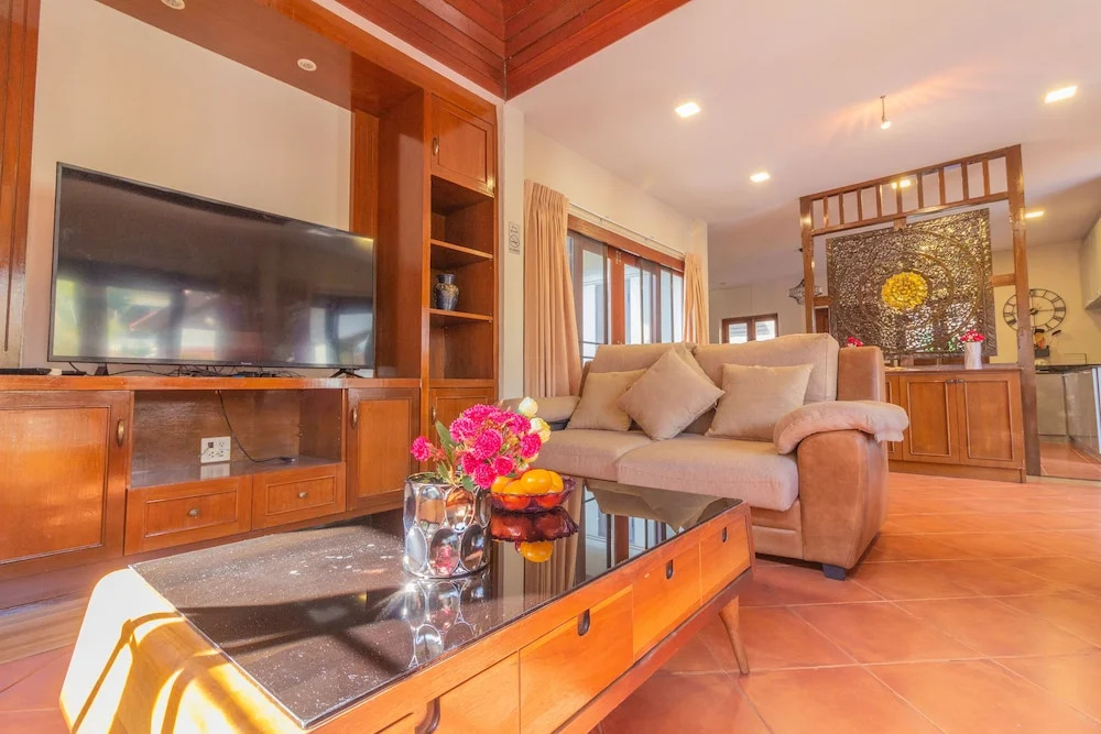 3BR Bali style PrivatePool Villa Near main road Large pool