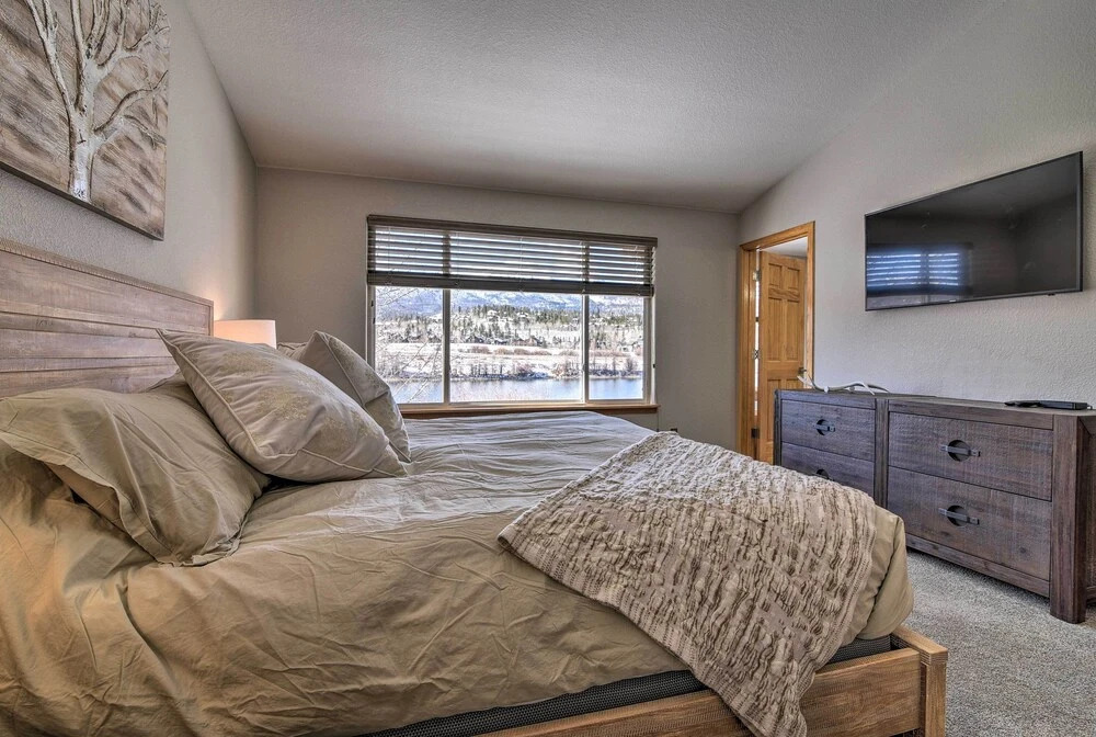 7 Mi to Keystone: Waterfront Home w/ Scenic Views