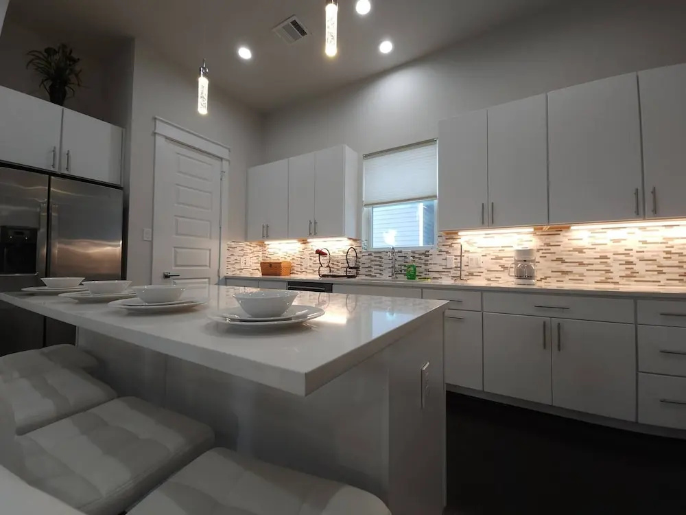 "modern 3bed Townhome. Near Nrg"