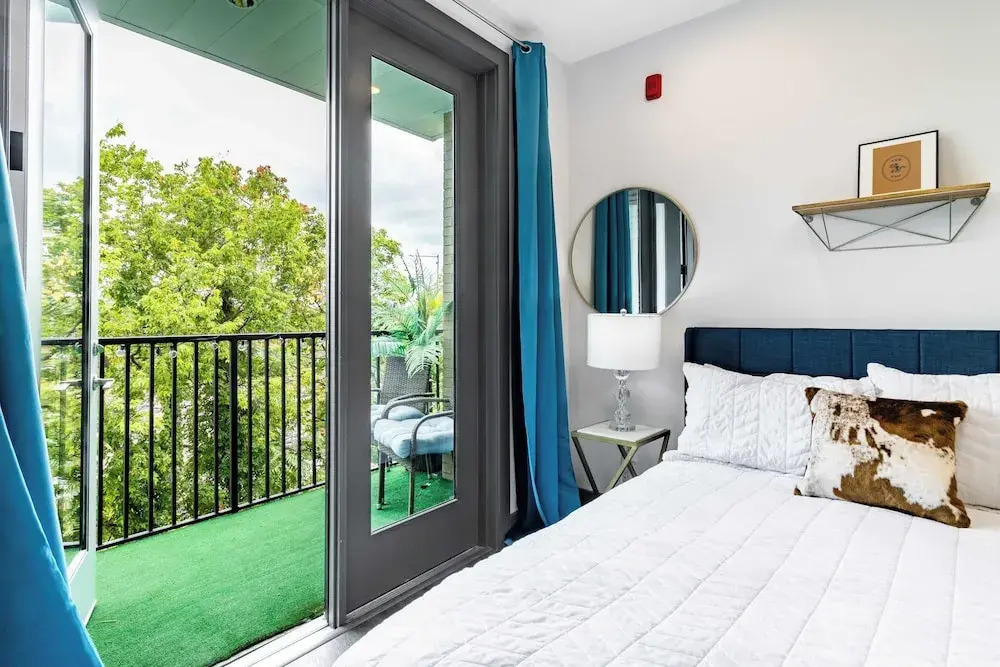 Downtown Nashville 2BR Condo Balcony & Parking Near Broadway
