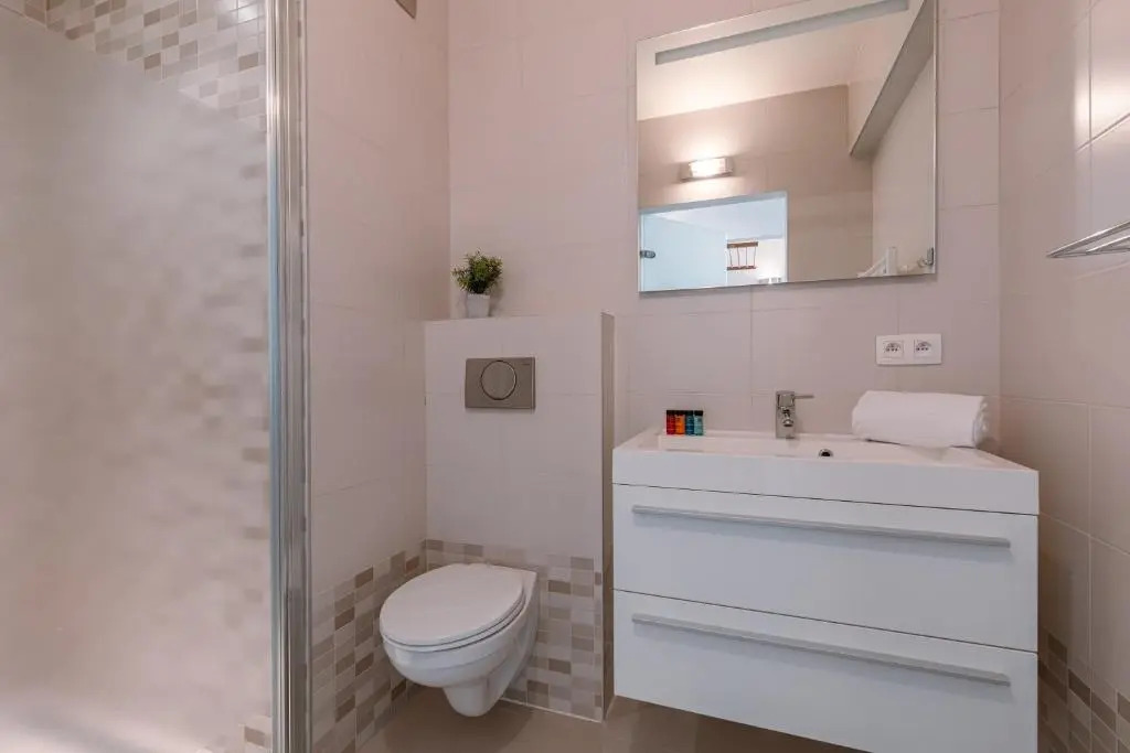 Lovely, sunny flat just around the corner from the beach and the sea