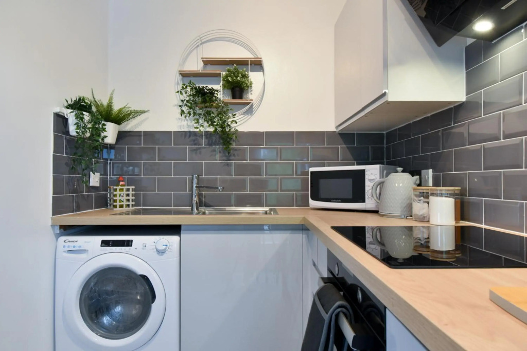 No. 8 - Top Floor Modern Apartment