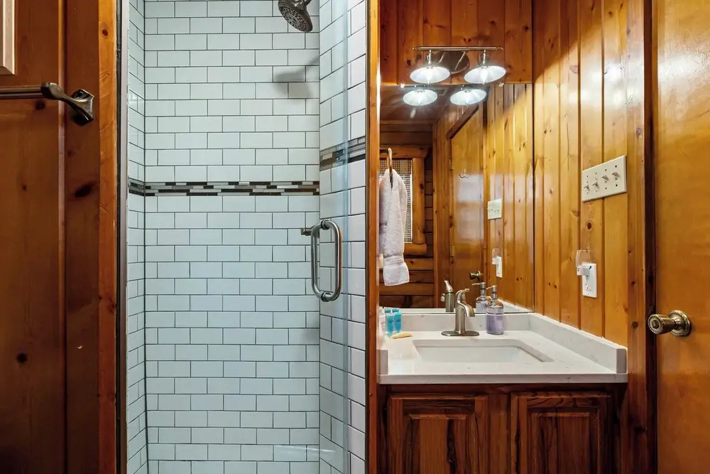 Lakefront Cabin + Guest House Near Granbury Square
