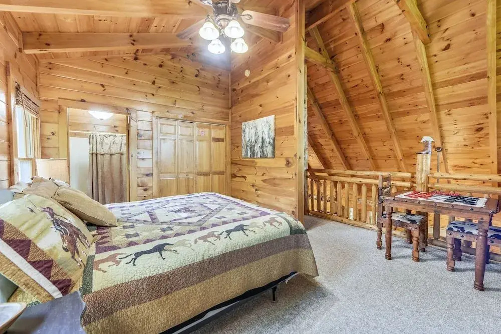 Horsin' Around 3 Bedroom Cabin by Redawning