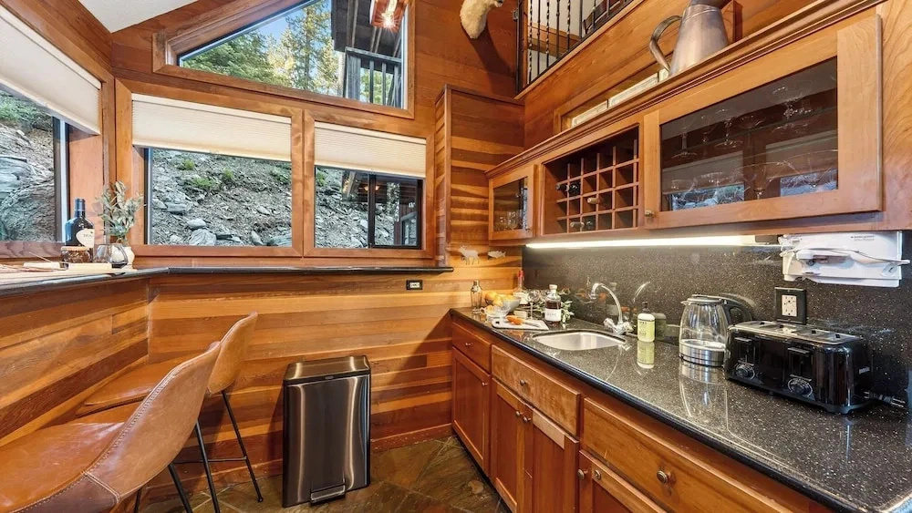 Grand Elk Chalet by Avantstay Private Beach + Pier + Hot Tub Historic A-frame in Carnelian Bay Near Tahoe City + Hiking Trails