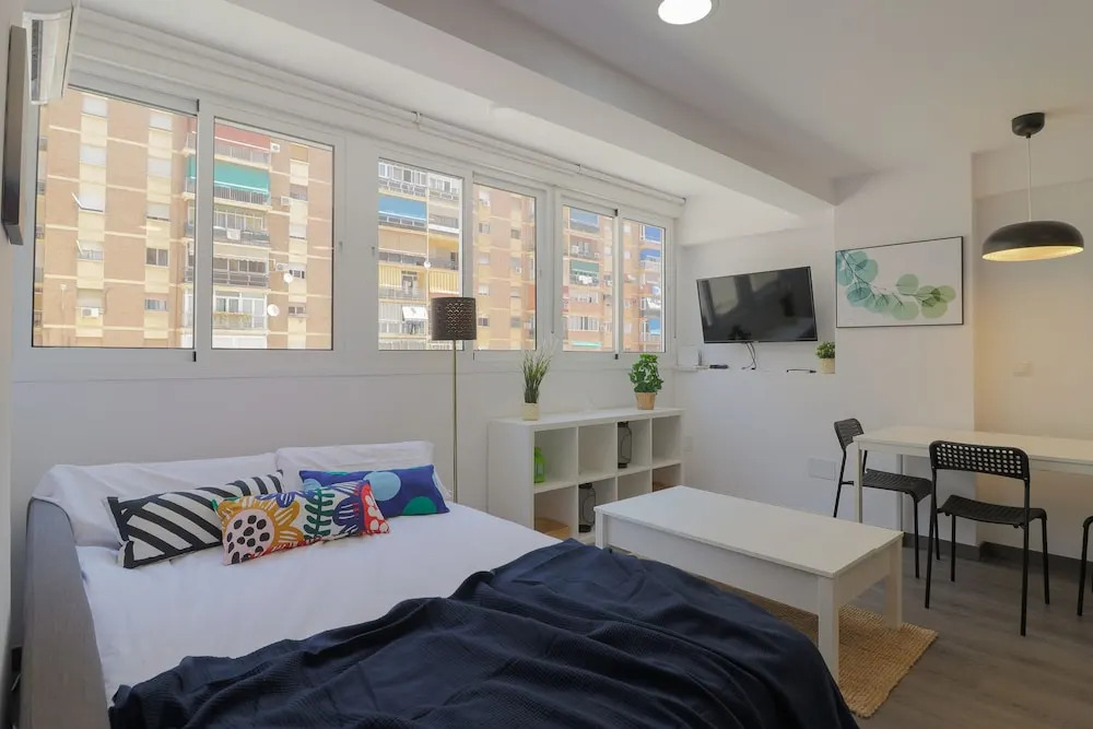 Bright Málaga Beach and Downtown Apartment