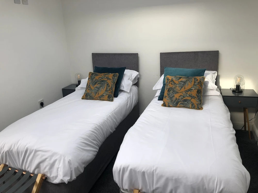 Duplex Barge Cinema Room 6 Ensuite Double-triple Bedrooms Great Social Spaces